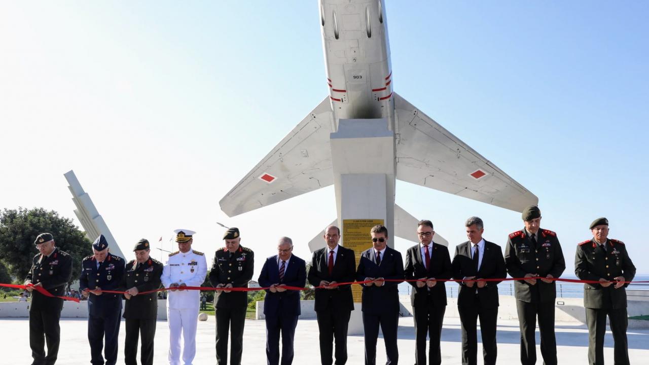 Kıbrıs Barış Harekatı’nda kullanılan F-100 uçağı, KKTC’de anıt olarak sergileniyor